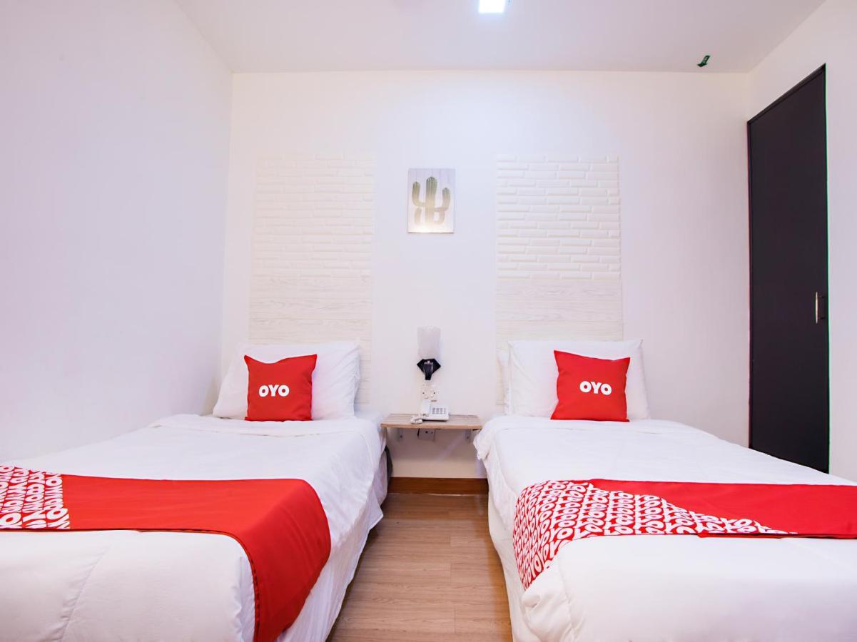Oyo 43963 T Signature Hotel Petaling Jaya Exterior photo